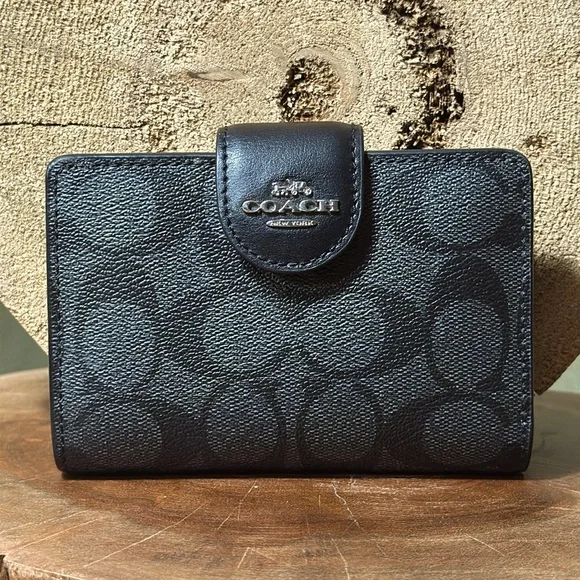 *LIKE NEW* COACH Signature Medium Corner Zip Wallet - Picture 1 of 15